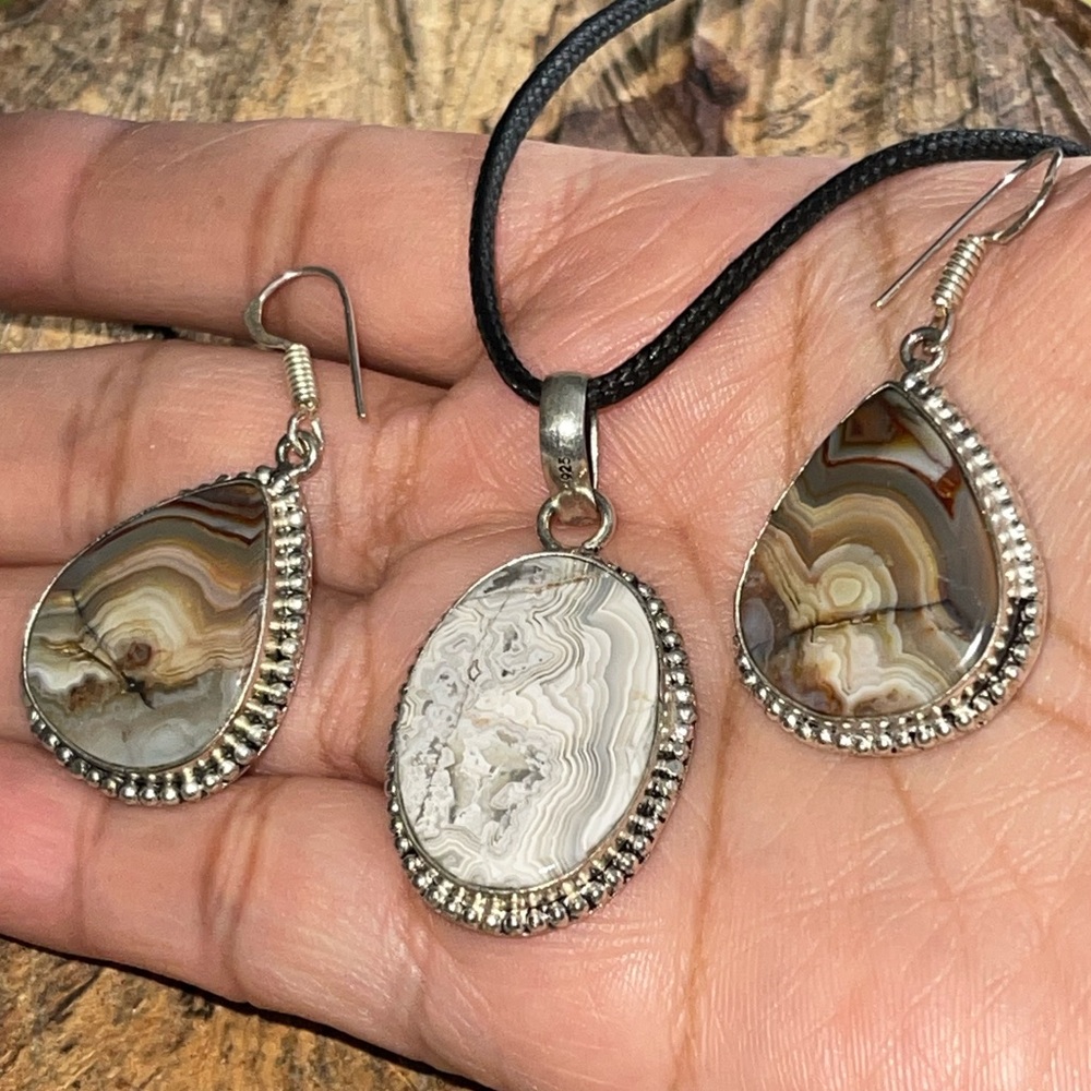Crazy Lace Agate Pendant & Earrings Set